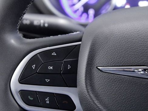 Used 2024 Chrysler Pacifica Touring-L image 28