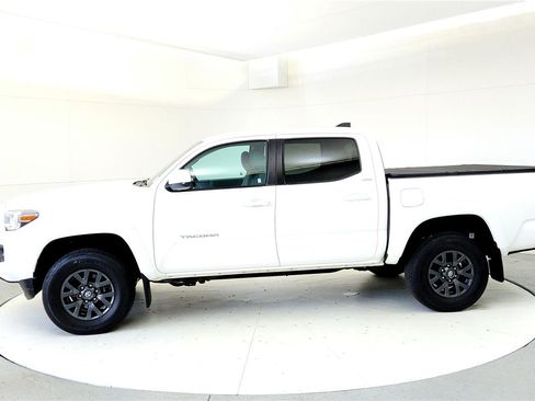Used 2023 Toyota Tacoma SR5 AWD/4WD image 3