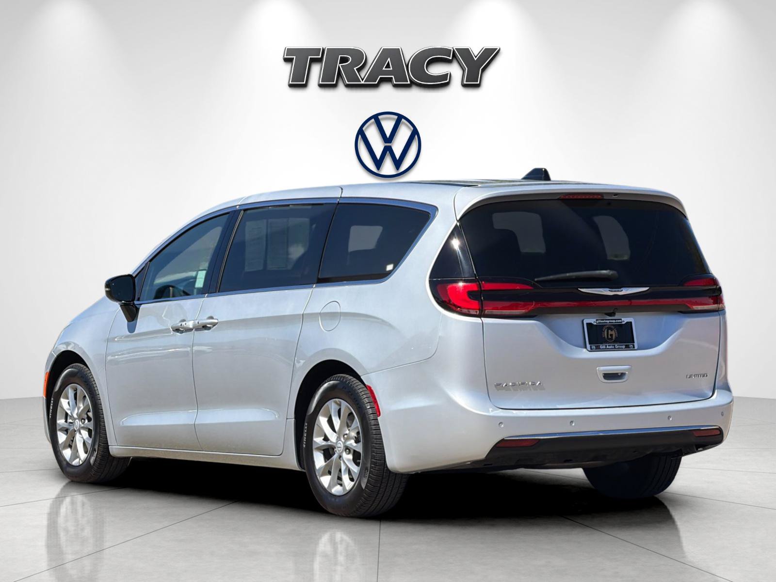 Used 2026 Chrysler Pacifica Limited FWD image 6