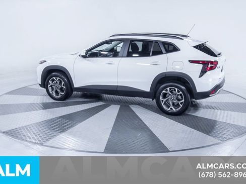 Used 2025 Chevrolet Trax LT FWD image 5