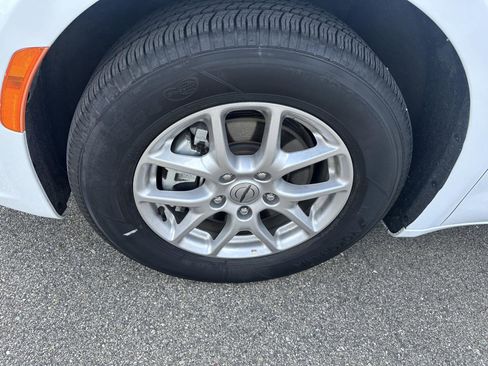 Used 2024 Chrysler Pacifica Touring-L FWD image 12