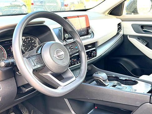 Used 2023 Nissan Rogue SV FWD image 5