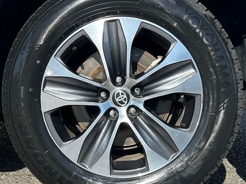 Certified 2024 Toyota Highlander XLE AWD/4WD image 29