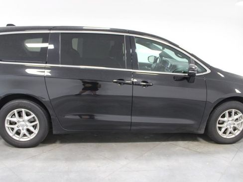 Used 2025 Chrysler Pacifica Select FWD image 11