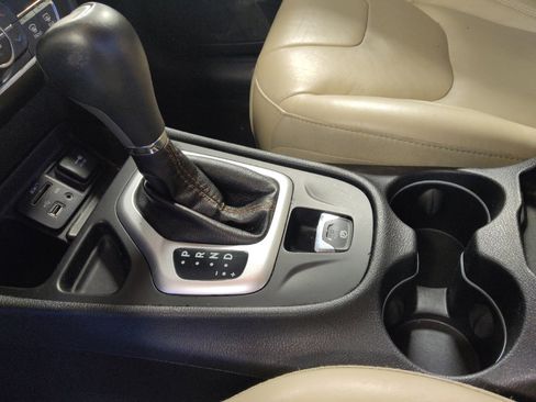 Used 2018 Jeep Cherokee Limited image 26
