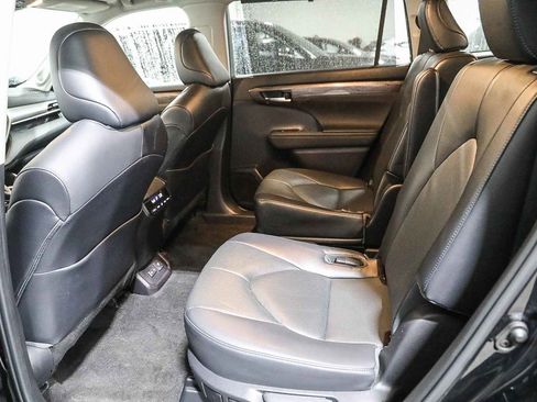 Used 2023 Toyota Highlander Limited image 18