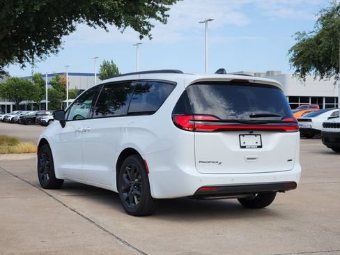 New 2026 Chrysler Pacifica Select w/ S Appearance Package AWD/4WD image 4