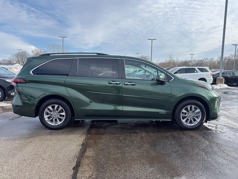 Used 2021 Toyota Sienna XLE image 4