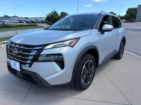 Used 2024 Nissan Rogue SV AWD/4WD image 4