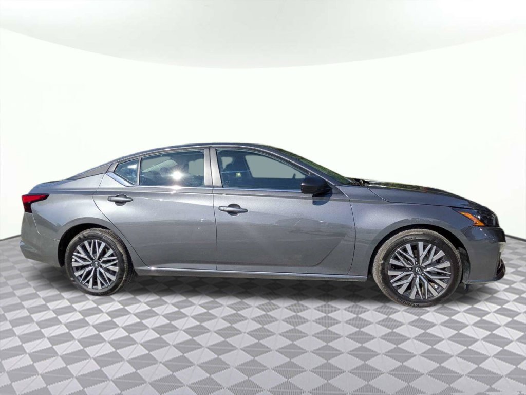 Used 2026 Nissan Altima 2.5 SV FWD image 2