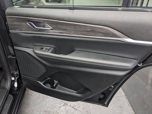 Used 2023 Jeep Grand Cherokee L Limited w/ Luxury Tech Group II image 18