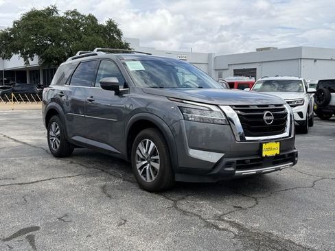 Used 2023 Nissan Pathfinder SL FWD image 2