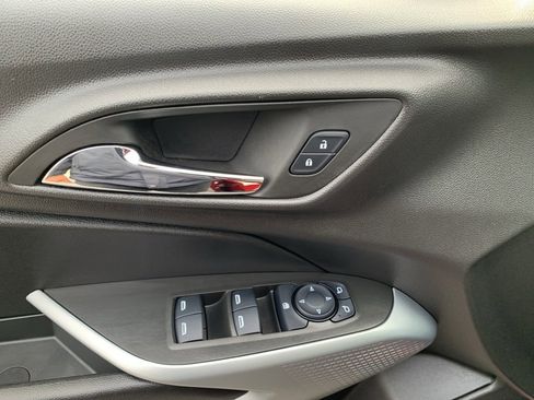 Used 2025 Chevrolet Trax RS w/ Sunroof Package image 9