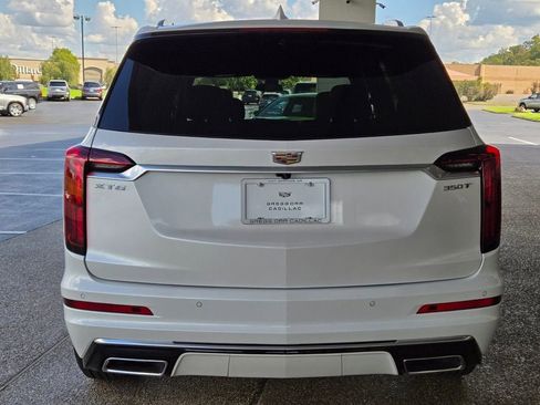 New 2025 Cadillac XT6 Luxury image 10