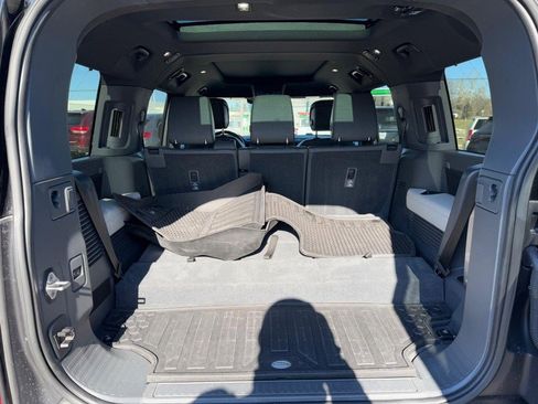 Used 2023 Land Rover Defender 130 X-Dynamic SE image 5