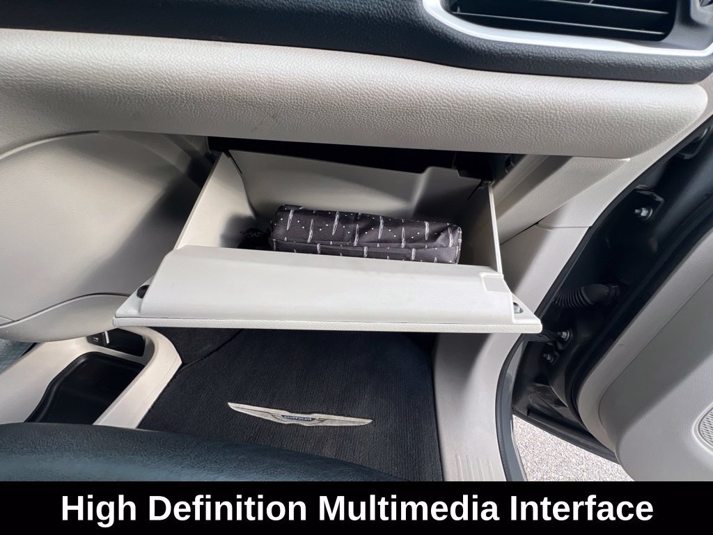 Used 2022 Chrysler Pacifica Touring-L w/ Uconnect Theater Family Group FWD image 27