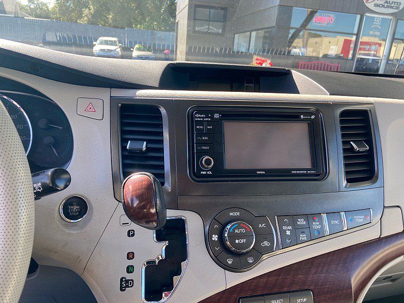 Used 2012 Toyota Sienna XLE w/ Entertainment Pkg FWD image 12