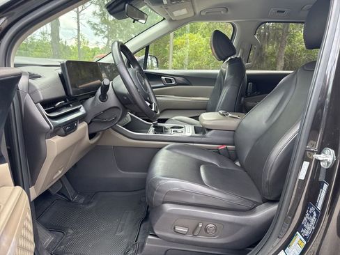 Used 2025 Kia Carnival FWD image 20