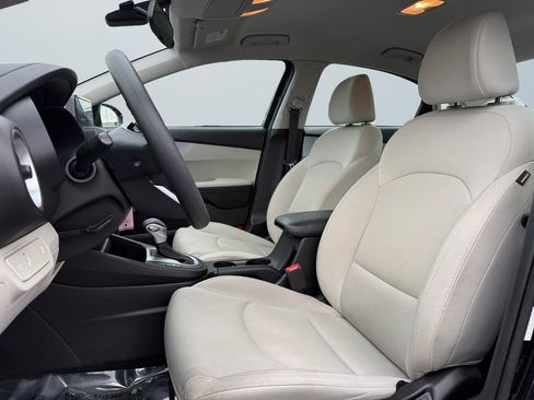 Used 2023 Kia Forte LXS w/ LXS Technology Package image 9