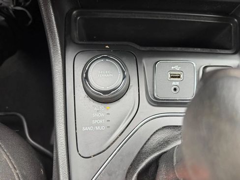 Used 2019 Jeep Cherokee Latitude w/ Popular Appearance Group AWD/4WD image 21