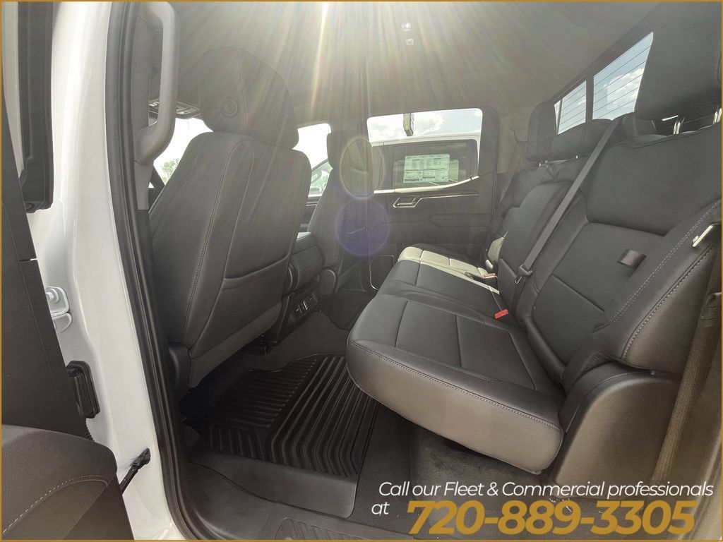 Used 2025 Chevrolet Silverado 1500 LT w/ Leather Package AWD/4WD image 7