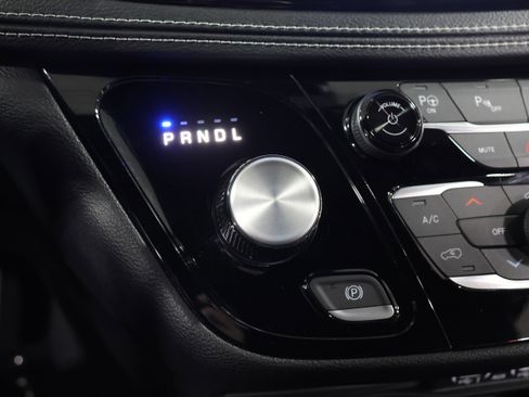 Used 2025 Chrysler Pacifica Select image 26