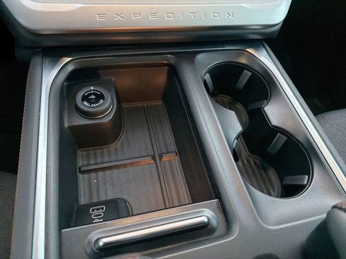 Used 2025 Ford Expedition Active image 23