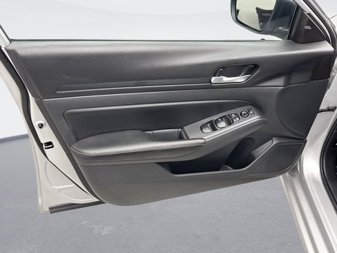 Used 2024 Nissan Altima 2.5 SV image 9