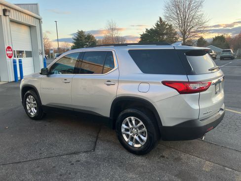 Used 2021 Chevrolet Traverse LT image 2