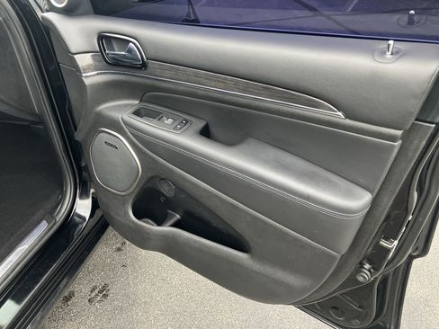 Used 2019 Jeep Grand Cherokee Overland AWD/4WD image 10
