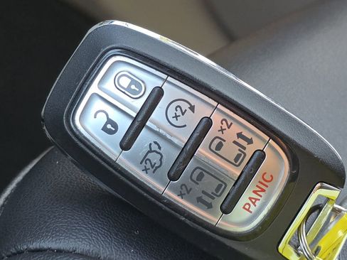 Used 2024 Chrysler Pacifica Touring-L image 21