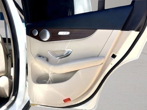 Used 2020 Mercedes-Benz GLC 300 4MATIC image 25