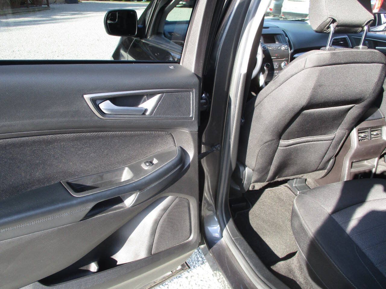 Used 2017 Ford Edge SE w/ Cargo Accessory Package FWD image 15