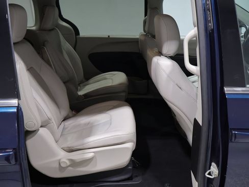 Used 2021 Chrysler Pacifica Touring-L FWD image 23