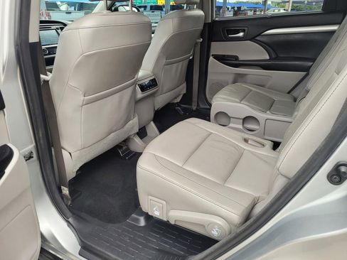 Used 2018 Toyota Highlander XLE AWD/4WD image 3