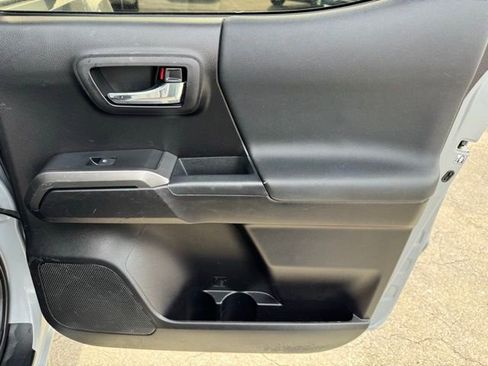 Used 2019 Toyota Tacoma TRD Sport image 18