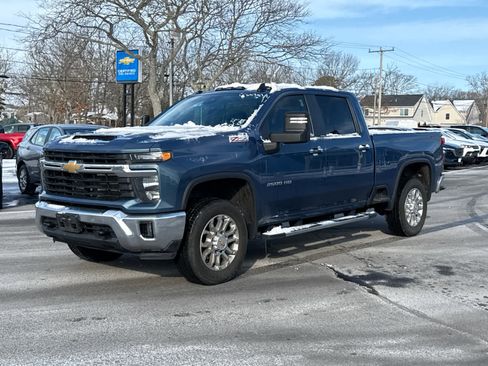 Used 2024 Chevrolet Silverado 2500 LT w/ Convenience Package image 2