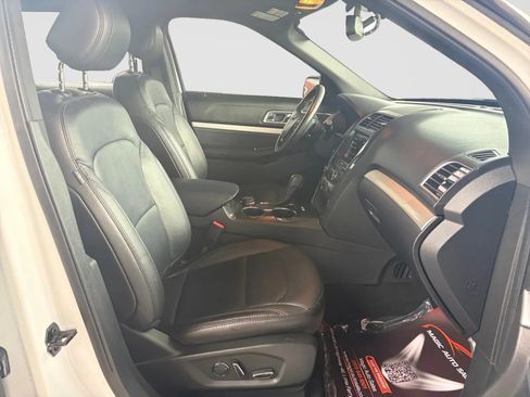 Used 2017 Ford Explorer XLT w/ Equipment Group 202A AWD/4WD image 22
