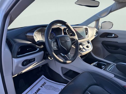 Used 2023 Chrysler Pacifica Limited image 21