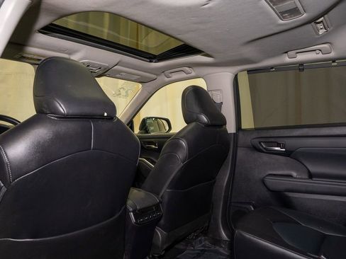 Used 2022 Toyota Highlander XLE image 9