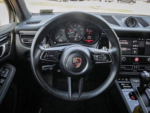 Used 2025 Porsche Macan image 18