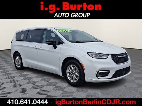 Used 2024 Chrysler Pacifica Touring-L FWD image 1