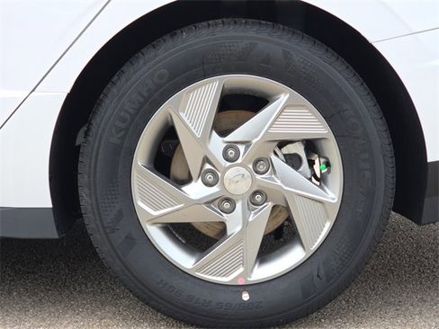 Certified 2025 Hyundai Sonata SE image 9