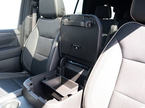 Used 2023 GMC Yukon SLT AWD/4WD image 8