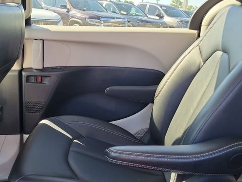 Used 2024 Chrysler Pacifica Select image 16