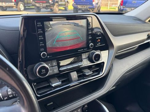 Used 2022 Toyota Highlander LE image 25