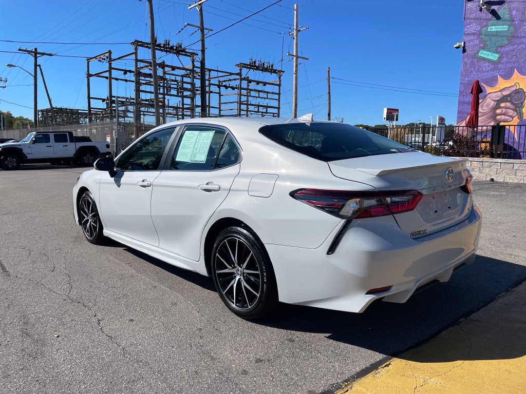 Used 2024 Toyota Camry SE w/ Cold Weather Package FWD image 3
