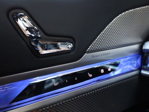 Used 2023 BMW 740i w/ Parking Assistance Package image 37