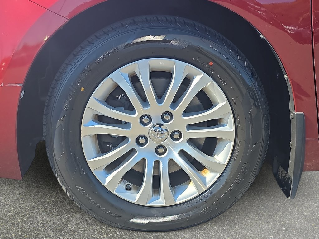 Used 2017 Toyota Sienna XLE Premium w/ Protection Package FWD image 33