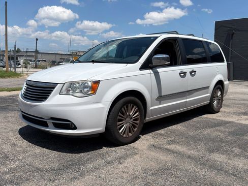 Used 2016 Chrysler Town & Country Touring-L FWD image 3